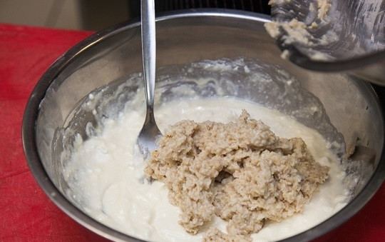 1. Этап. Овсяно-творожное печенье: 6. Добавьте в мисочку хлопья.