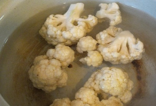 1. Этап. Салат из цветной капусты с яйцом: Капусту делим на соцветия и варим в подсоленной воде.