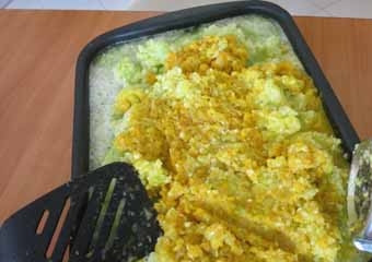 1. Этап. Кабачковая икра без перца: Кабачки измельчим на мясорубке с мелкой решеткой, вместе с кабачками перекрутим и обжаренные лук с морковью.