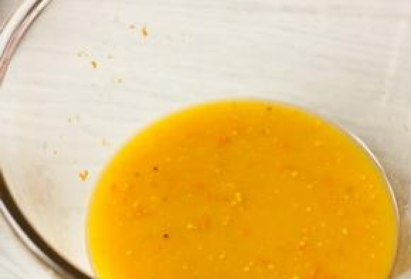 1. Этап. Стейк из свинины с апельсиново-горчичным соусом: Делаем маринад. В миску нальем апельсиновый сок, добавим горчицы и цедру 1 апельсина.