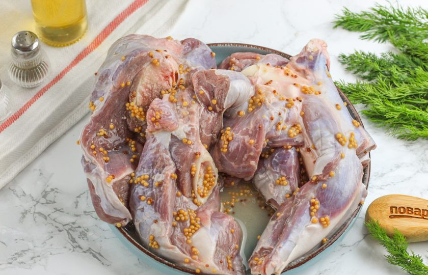 1. Этап. Баранья нога в духовке с овощами: Баранью ногу промойте в воде и срежьте пленки, жилы, удалите крупные кости. Смешайте лимонный сок с солью, перцем и горчицей. Натрите маринадом баранью ногу и оставьте при комнатной температуре минимум на 1 час, а лучше — на 3-4 часа. Время от времени поливайте ее маринадом.