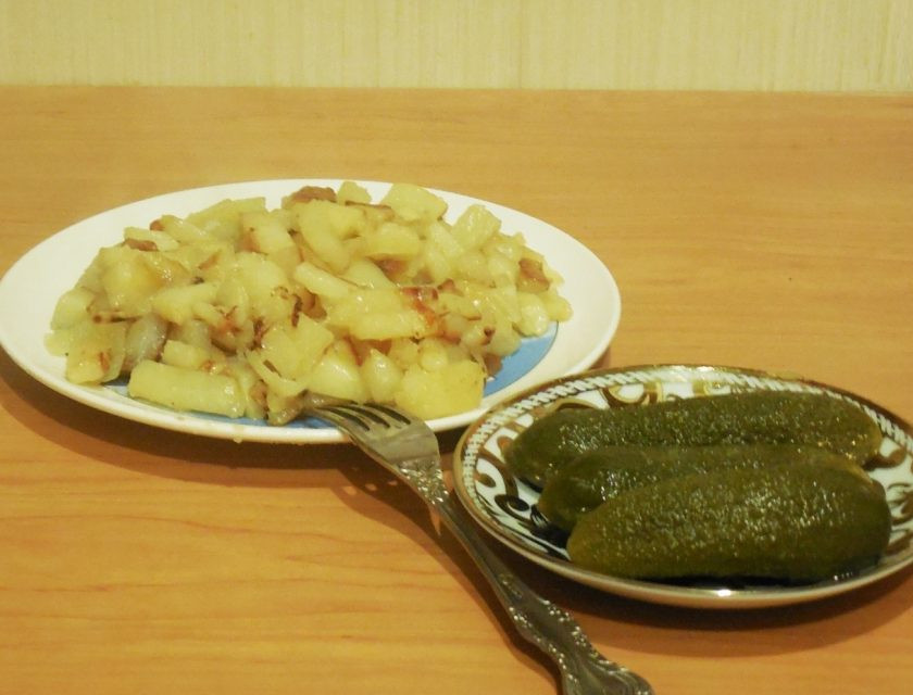 1. Этап. Рецепт картошки с луком: 5. Сегодня у нас были соленые огурчики, и я подавала жареную картошку с ними. Если хотите, чтобы это блюдо не было постным, жарьте картофель на сале или в конце добавьте немного колбасы. Получится не только вкуснее, но и сытнее.