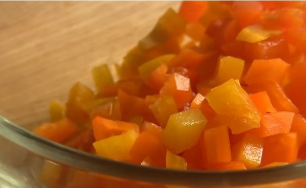 1. Этап. Салат с грибами в форме лошади: 1. Сладкий перец очистите от семян и нарежьте маленькими кубиками.