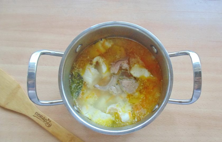 1. Этап. Поморская уха: Варите уху на самом минимальном огне еще 10-15 минут.