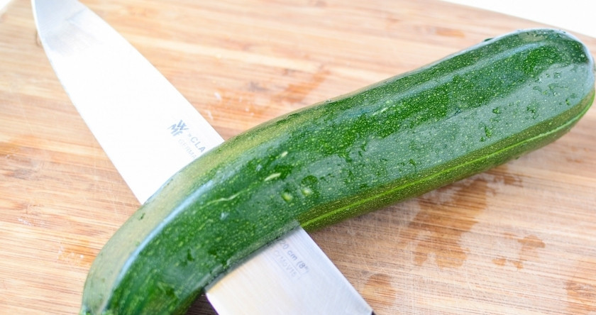 1. Этап. Лодочки из кабачков без мяса: Кабачок разрезать напополам вдоль.