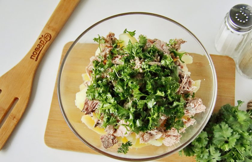 1. Этап. Рыбный салат из консервов с картошкой: Зелень измельчите ножом. У меня петрушка, но подойдет любая сезонная.