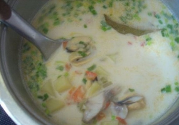 1. Этап. Суп из морепродуктов со сливками: Пару минут прокипятите суп. Промойте и нашинкуйте зелень. Добавьте её в бульон и выключайте огонь.