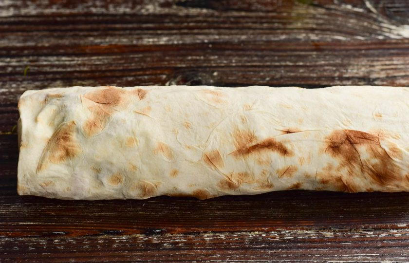 1. Этап. Шаурма со сметанным соусом: Затем скрутите его в рулет. Можете его обжарить на сковороде или запечь в духовке в течение 5 минут.