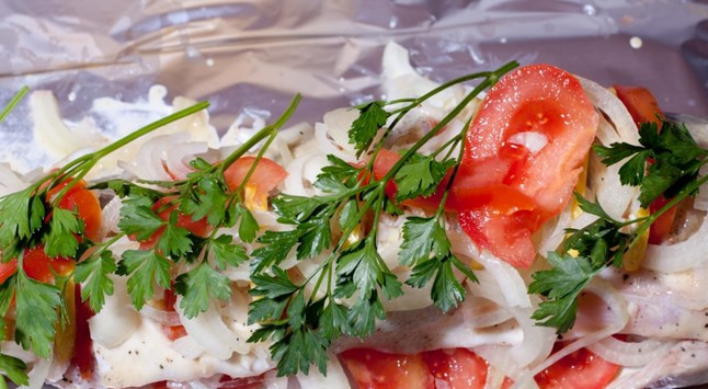 1. Этап. Судак под соусом в духовке: Сверху посыпаем луком, оставшимися помидорами, можете зелень добавить.