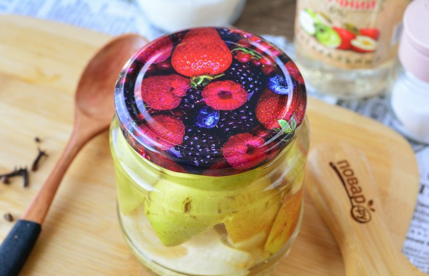 1. Этап. Консервированные груши без стерилизации: Закатайте банки крышками. Утеплите банки одеялом и дайте полностью остыть.