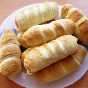 Сосиски в слоеном дрожжевом тесте в духовке