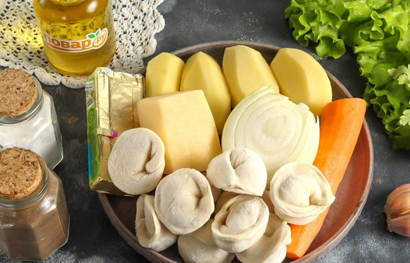 1. Этап. Сырный суп с пельменями: Подготовьте указанные ингредиенты. Очистите овощи от кожуры, промойте в воде. Пельмени можно использовать магазинные любого сорта или приготовить домашние.