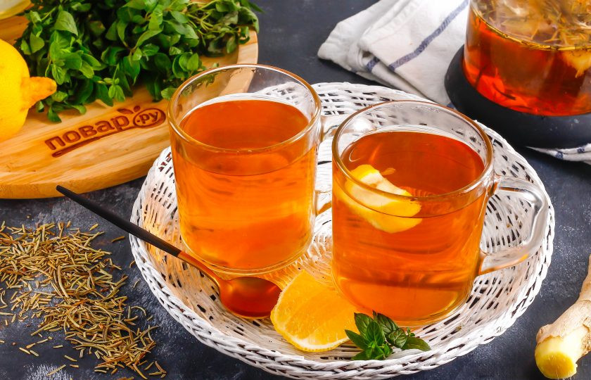 1. Этап. Чай с розмарином и имбирем: Разлейте горячий чай в чашки или стаканы, подайте к столу вместе со вкусной выпечкой.