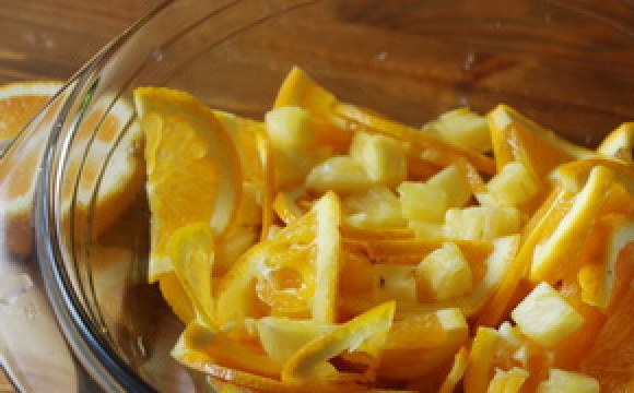 1. Этап. Пунш классический рецепт: 2. Нарезаем апельсины (с корочкой), ананасы (чищенные) и лимон дольками. Ананасы лучше нарезать мелко.