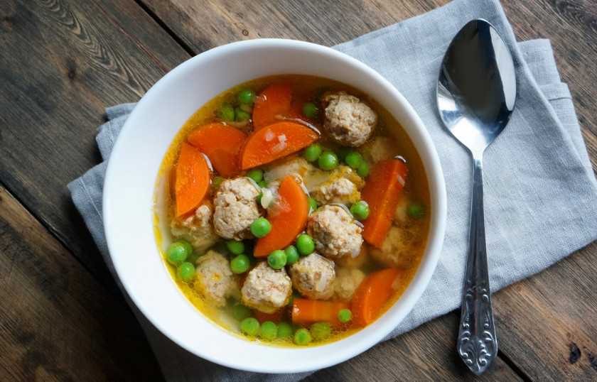 1. Этап. Суп с куриным фаршем: Варите ещё минуты 2 и выключайте огонь. Накройте крышкой и дайте постоять супу минут 20. Подавайте со свежим хлебом, идеально — грубые куски батона.