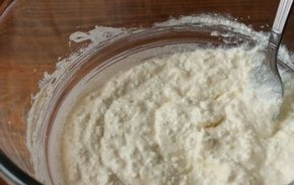 1. Этап. Испанские булочки Улитки: Для начинки я выбрала творог. Замешайте его со сметаной, добавьте сахар. Можете немного натереть лимонной цедры для пикантности.