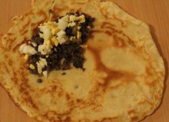 1. Этап. Блинчики с мясом и яйцом: Кладем начинку на блин и заворачиваем.