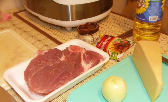 1. Этап. Свинина по-французски с сыром в мультиварке: Режем средними кусочками свинину. Лук нарезаем полукольцами, помидоры - кружочками, а сыр трем на терке.