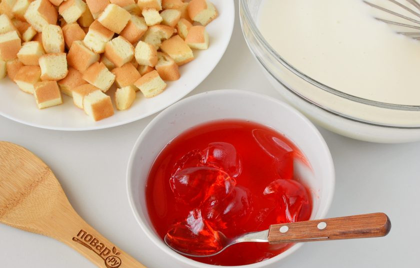 1. Этап. Желейный торт: Готовое цветное желе отламывайте чайной ложкой и бросайте в сметанный крем.