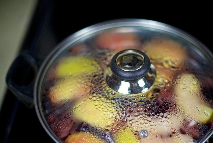 1. Этап. Фруктово-ягодный компот: Снимаем с огня, накрываем крышкой и остужаем.