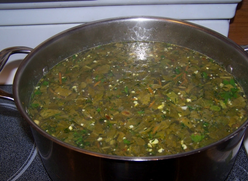 1. Этап. Суп со щавелем и курицей: Шаг 8. Добавьте щавель, яйца, петрушку и укроп. Доведите до кипения — и выключайте.
