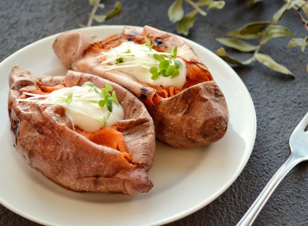 1. Stage. Sweet potato in the oven: In a cut, put a spoonful of sour cream, garnish to taste and serve.