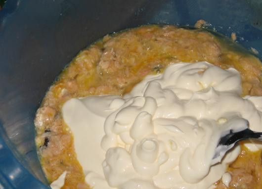 1. Этап. Быстрый рыбный пирог: Добавьте в полученную массу майонез. Его можно заменить на сметану, или же добавьте и сметану, и майонез в равных пропорциях.