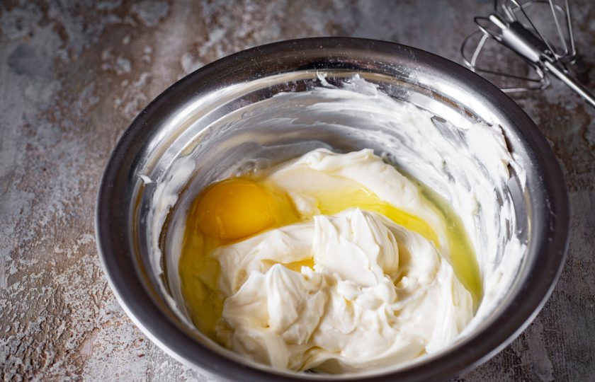 1. Этап. Шоколадный чизкейк с выпечкой: Теперь в эту массу вбивайте по одному яйцу и вмешивайте только ложкой (не миксером).