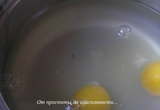 1. Этап. Десерт в блинчике Имбирь и шоколад: Когда с воды сойдет пар, добавьте 2 яйца, размешайте с помощью венчика.