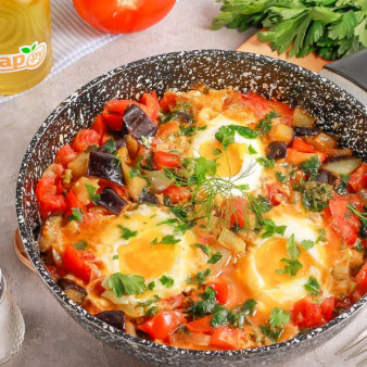 Шакшука с баклажанами и лимонной цедрой