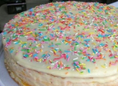 1. Этап. Торт на йогурте: Покрываем торт остывшей глазурью и посыпаем кондитерской посыпкой или украшаем по своему усмотрению. Ставим в холодильник на ночь.