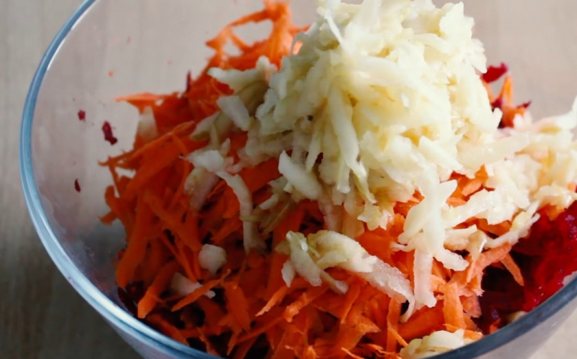 1. Этап. Диетический салат Метёлка: 2. Далее натрите морковь и яблоко (яблоко трем вместе с кожурой).