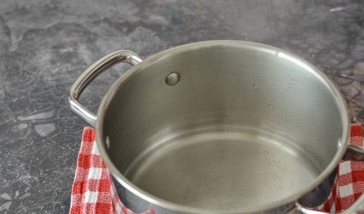 1. Этап. Каша пшённая молочная классическая: Посуда для варки каши должна быть обязательно с толстым дном. Влейте в кастрюлю воду слоем около 0,5 см, накройте кастрюлю крышкой и доведите воду до кипения.