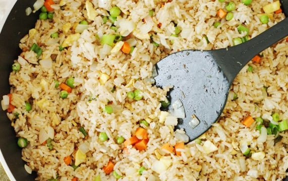 1. Этап. Отварной рис с омлетом и овощами: 6. Аккуратно перемешайте, верните на сковороду омлет. Через минутку можно снимать блюдо с огня и подавать. Приятного аппетита!