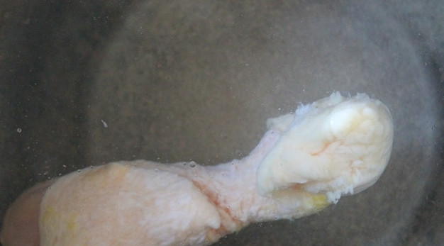 1. Этап. Гречневый суп для похудения: Куриную голень хорошенько промываем под холодной водой и помещаем ее в кастрюлю с водой. Теперь ставим кастрюлю на огонь и ждем, пока вода закипит.