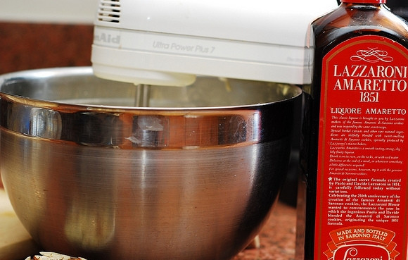 1. Этап. Миндальное песочное печенье: Затем порциями внесите муку, продолжая взбивать массу миксером.