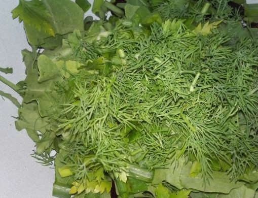 1. Этап. Салат из вареной свеклы с сыром: 6. А также петрушку, укроп и любую другую зелень по вкусу.