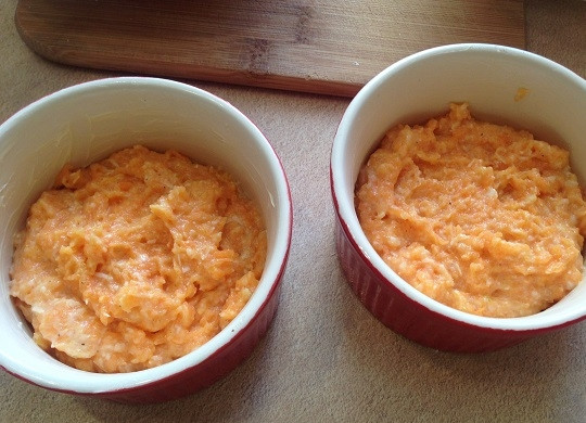 1. Этап. Морковно-шпинатное суфле: 8. Формочки смазываем сливочным маслом и разложим сначала морковную массу.