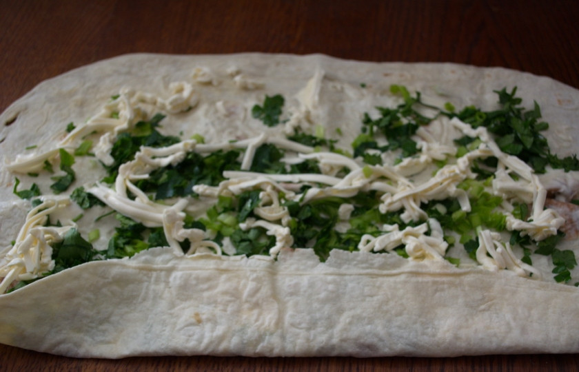 1. Этап. Лаваш с плавленым сыром и зеленью: 5. Сверните лаваш в рулет по широкой стороне.