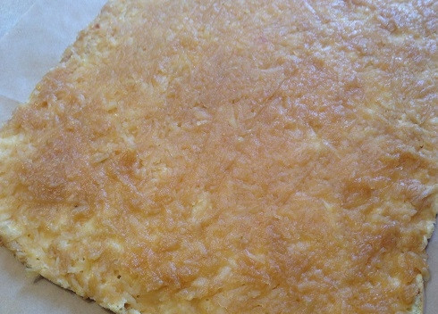 1. Этап. Торт из яблочного рулета: 6. Переворачиваем готовую основу будущего торта яблочной начинкой кверху и снимаем пергамент. Отделяется он хорошо.