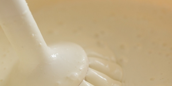 1. Этап. Творожный торт с клубникой: Пока желатин набухает, взбейте вместе творог с сахаром, сметаной и ванилином. Лучше всего делайте это блендером.