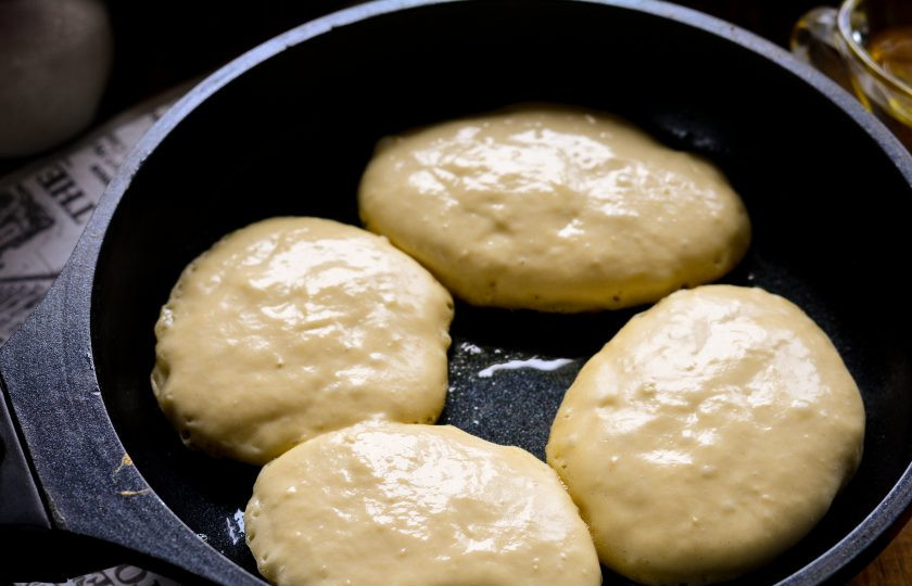 1. Этап. Оладьи на кефире как пух: Разогрейте масло на сковороде, включив огонь чуть меньше среднего. Ложкой выкладывайте оладьи. Жарьте до появления румяной корочки.