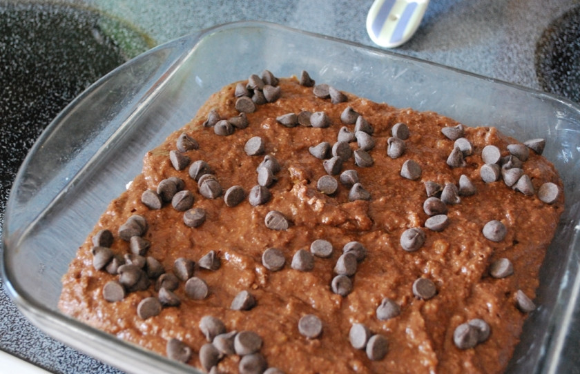 1. Этап. Тортик на кефире: 3. Посыпаем шоколадной крошкой и отправим в духовку. Запекаем примерно 35-40 минут при 180 градусах. Но может приготовиться и быстрее, так что следите.