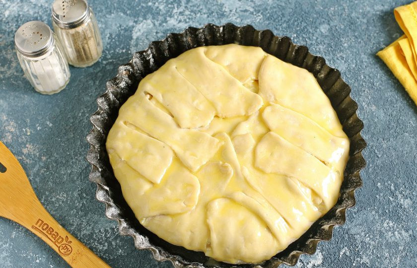 1. Этап. Пирог с кальмарами: Затем края теста подверните к середине, прижмите пирог немного со всех сторон руками и смажьте верх желтком. Выпекайте в духовке при температуре 180-200 градусов около 25 минут. Верх должен подрумяниться.