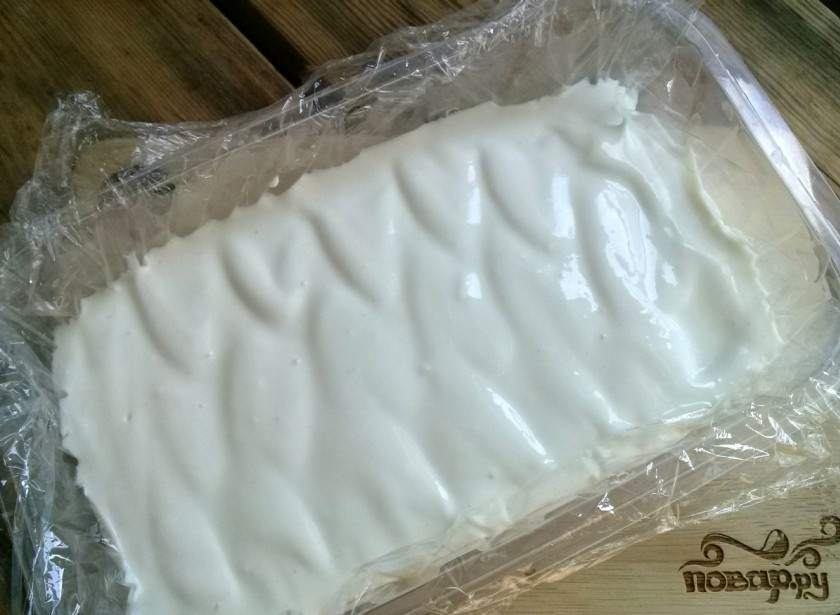 1. Этап. Зефир по Дюкану: Разлейте в формы, застланные пищевой пленкой. Поставьте застывать в холодильник на 1 час.