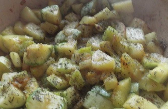 1. Этап. Суп из кабачков с грибами: Картофель и кабачки порежьте кусками и добавьте в сковородку. Обжарьте до легкого румянца. Затем добавьте соль, перец и сухой тимьян.