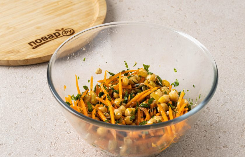 1. Этап. Марокканский салат: Заправьте салат. Перемешайте и уберите в холодильник настояться на 30 минут.