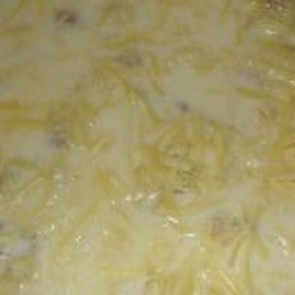 1. Этап. Молоки горбуши в омлете с сыром: 2. В отдельную посуду влить молоко. Перемешать его с яйцами и солью. У нас получится омлет. Обжаренные молоки с луком залить омлетом. Сверху посыпать тертым сыром.