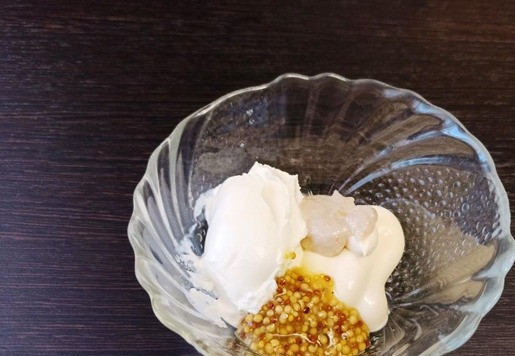 1. Этап. Салат Русские традиции с тунцом: Приготовить заправку для салата. Смешать майонез со сметаной, добавить хрен и горчицу.