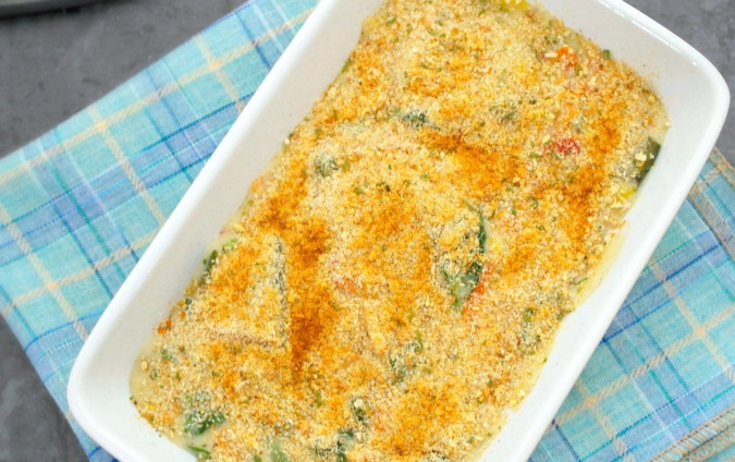 1. Этап. Равиоли в духовке: 5. Полученную смесь переложите в форму для выпечки. Сверху покройте её сухарями.